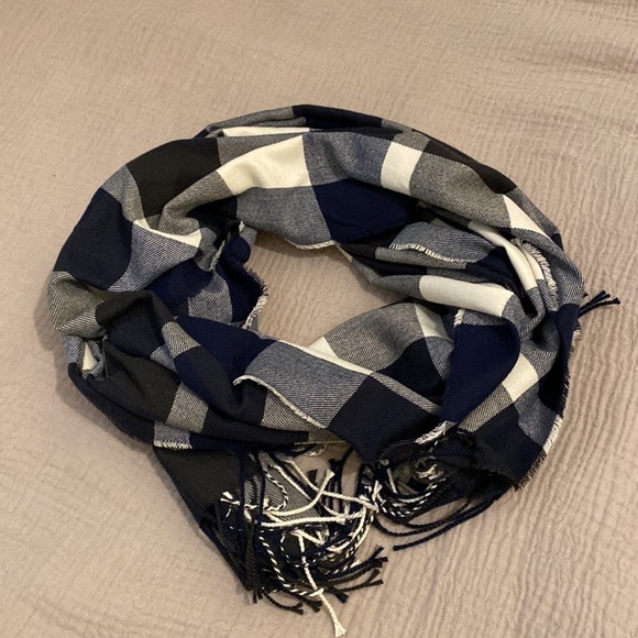 Plush scarf . Very good condition. 26”70” - Picture 5 of 7